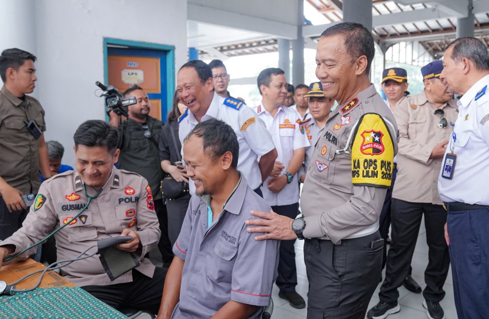 Wakil Menteri Perhubungan (Wamenhub) RI, Suntana, bersama Kakorlantas Polri, Irjen Pol Aan Suhanan, meninjau Terminal Pekalongan pada Minggu (29/12/2024)