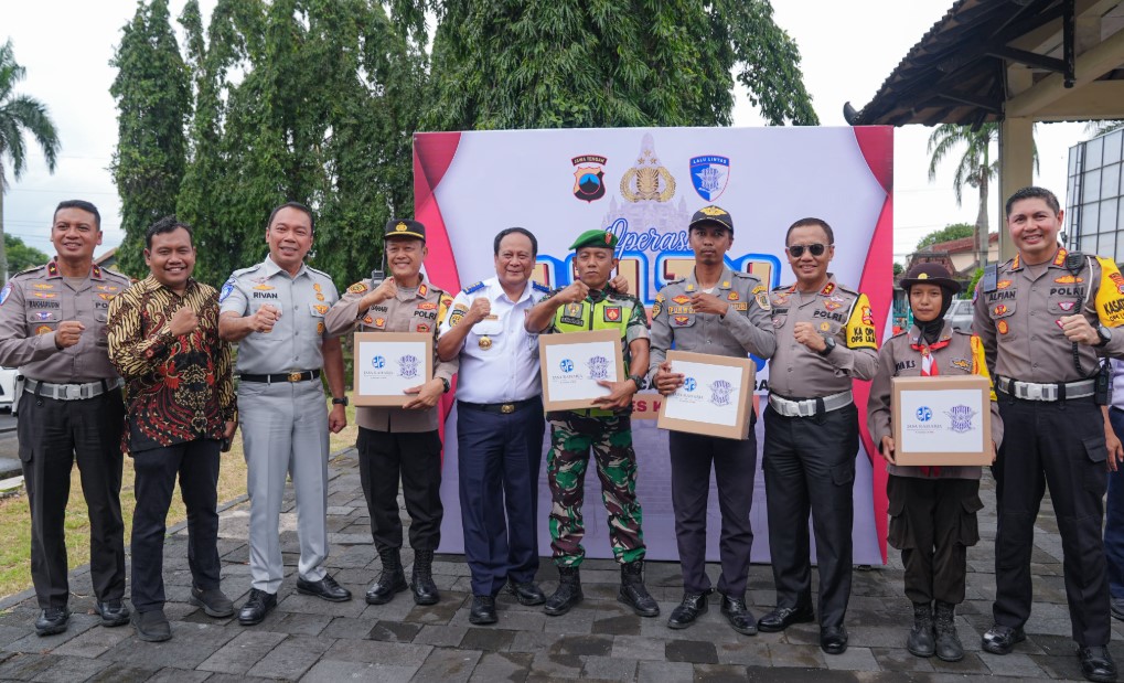 Wakil Menteri Perhubungan RI Suntana bersama Kakorlantas Polri Irjen Pol Aan Suhanan, Dirut PT Jasa Raharja Rivan A. Purwantono melakukan peninjauan arus lalu lintas pada libur nataru di kawasan Yogyakarta pada Sabtu (28/12/2024).